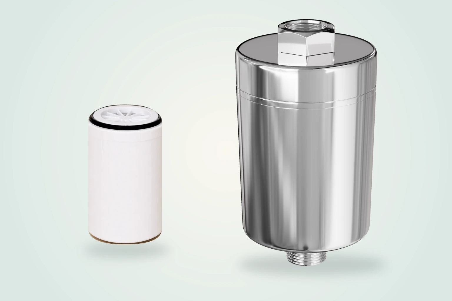 Filtre de douche chromé et cartouche sur une tablette de salle de bain