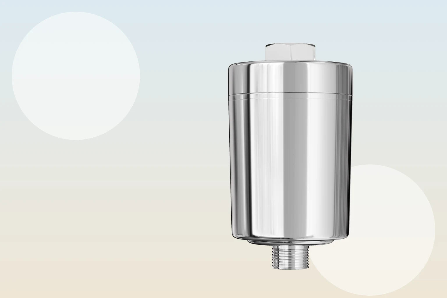 Filtre de douche WFSH-S fidèle au produit réel sur un fond bleu et sable