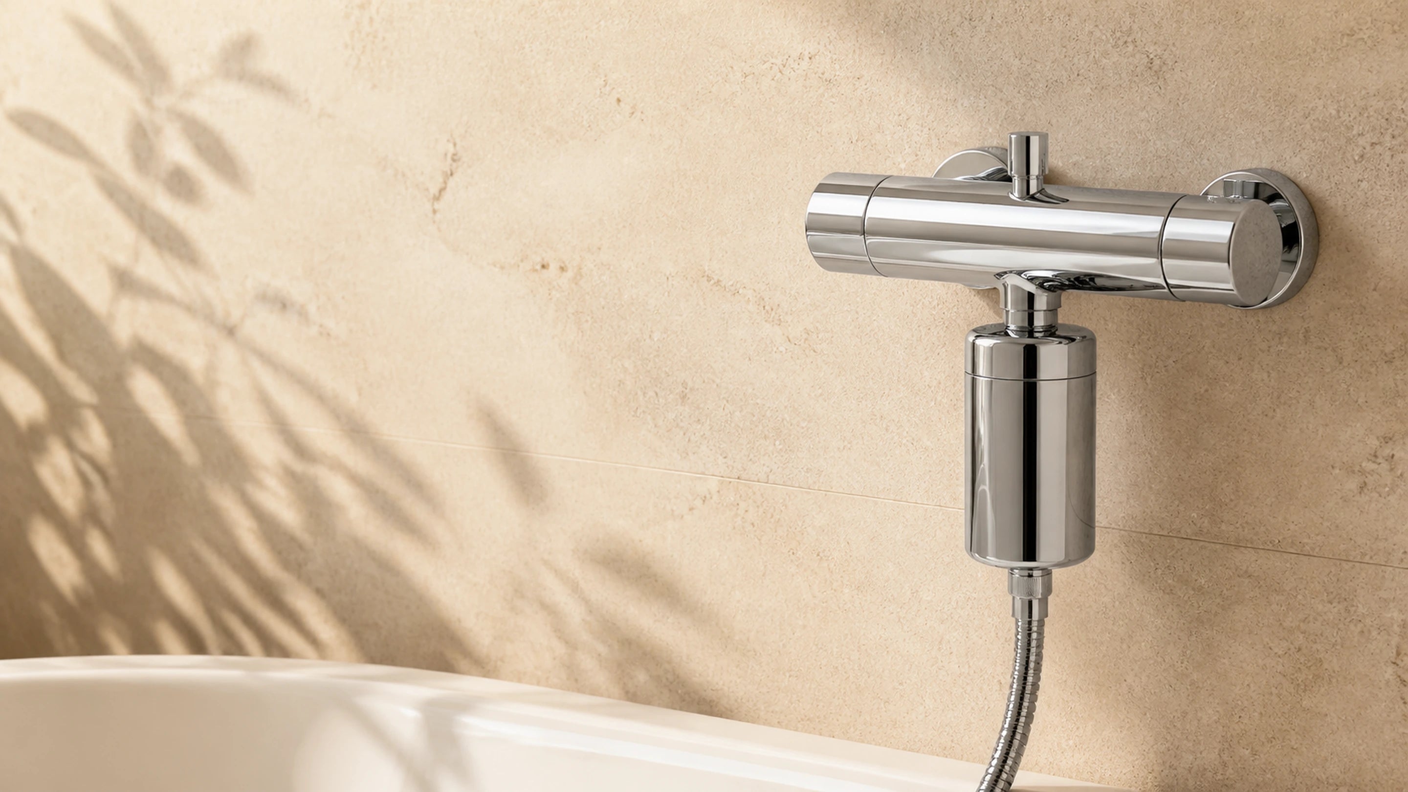 Filtre USTM WFSH-S installé sous une robinetterie de douche
