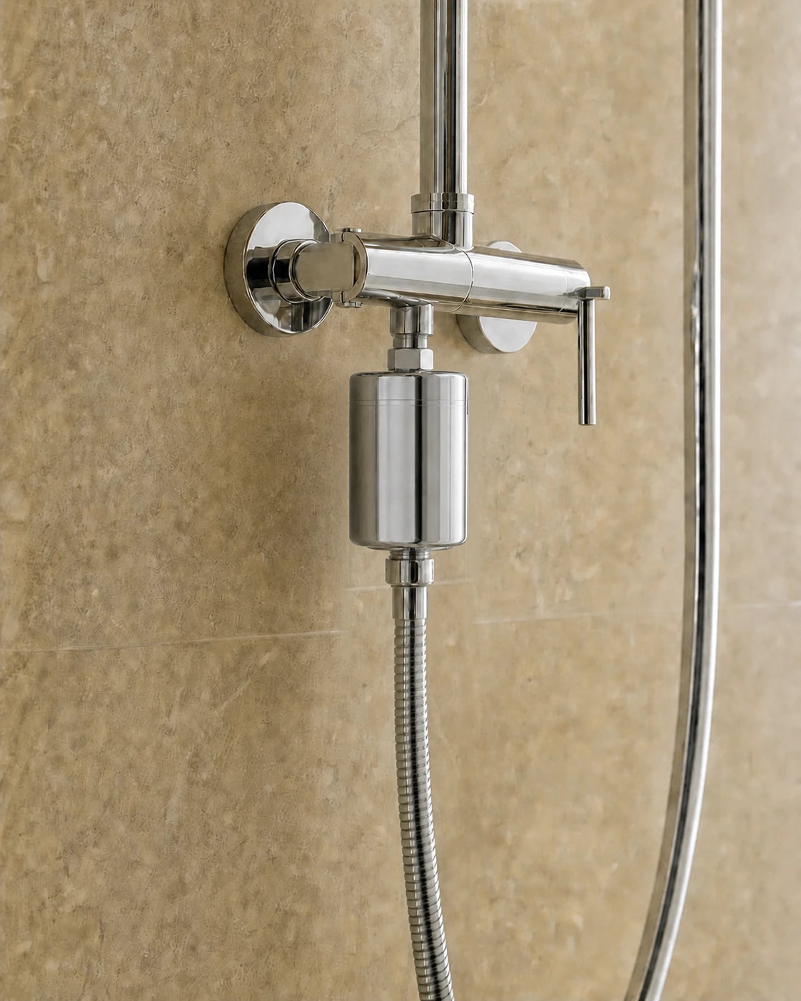 Filtre de douche installé sous la robinetterie
