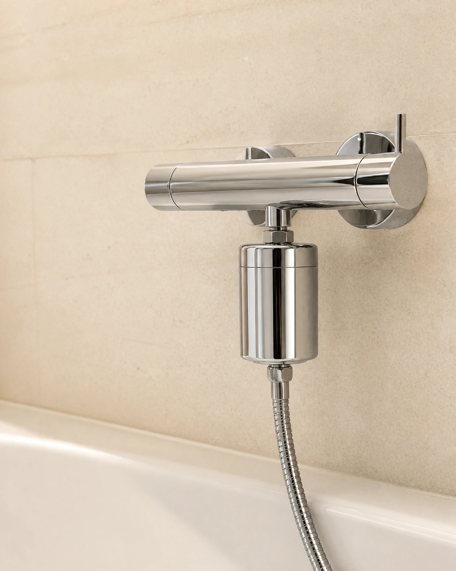 Filtre USTM WFSH-S installé entre la robinetterie et le flexible de douche