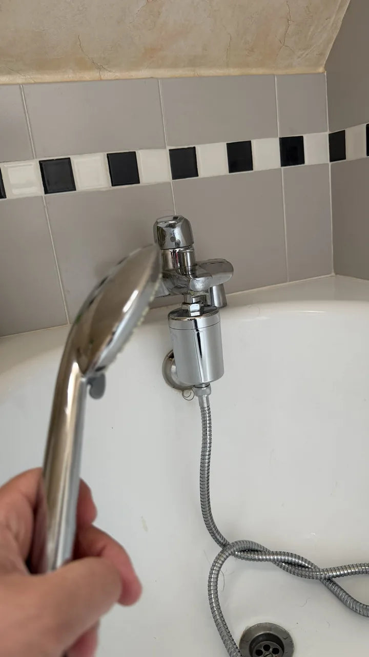 Filtre de douche Timuvo installé sur le robinet de la baignoire de Jean-Paul