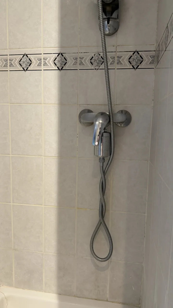 Filtre de douche Timuvo installé dans la douche de Lise-Anne