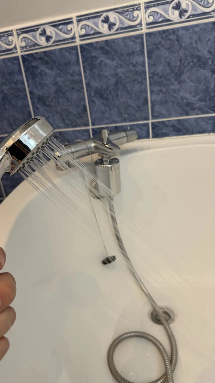 Filtre de douche Timuvo installé sur le robinet de la baignoire de Simon